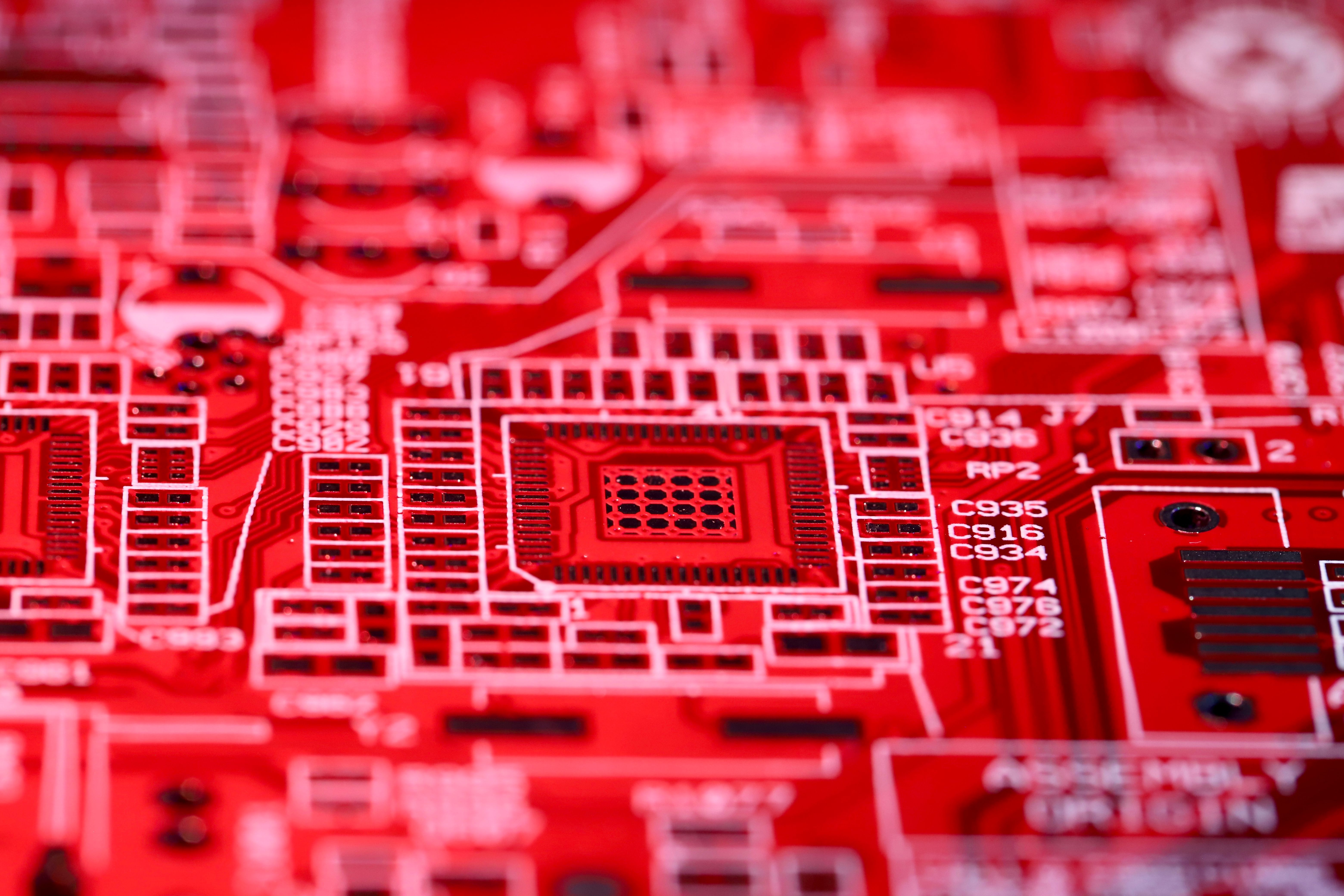 Silicon Substrate Micro-Trace Matrix and PCB Circuit Interconnect
